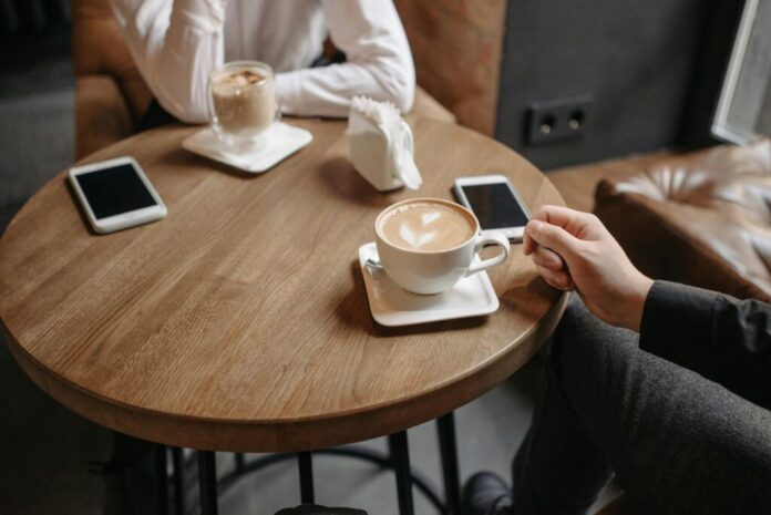 Cyfrowy detoks w weekend: Jak odłożyć smartfon na 48h i nie zwariować (Poradnik dla uzależnionych) | Cyfrowy detoks | Haja.com.pl