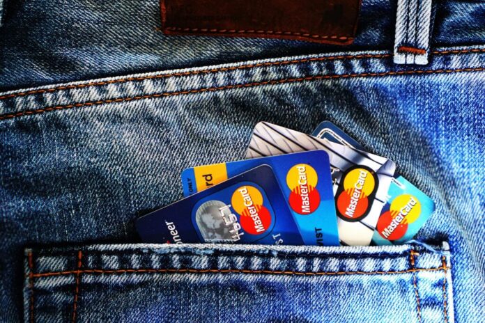 Różnice między kartą debetową a kredytową | Karty płatnicze | Haja.com.pl